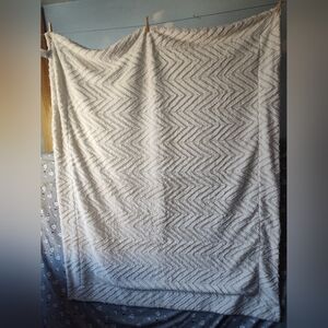 Chevron Patterned Blanket - White NWOT